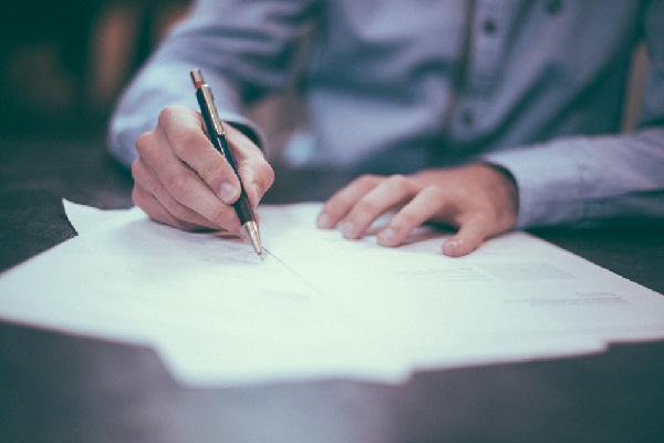 Ontario Employers to Update Termination Clauses in Employment Agreements HEL Blog post